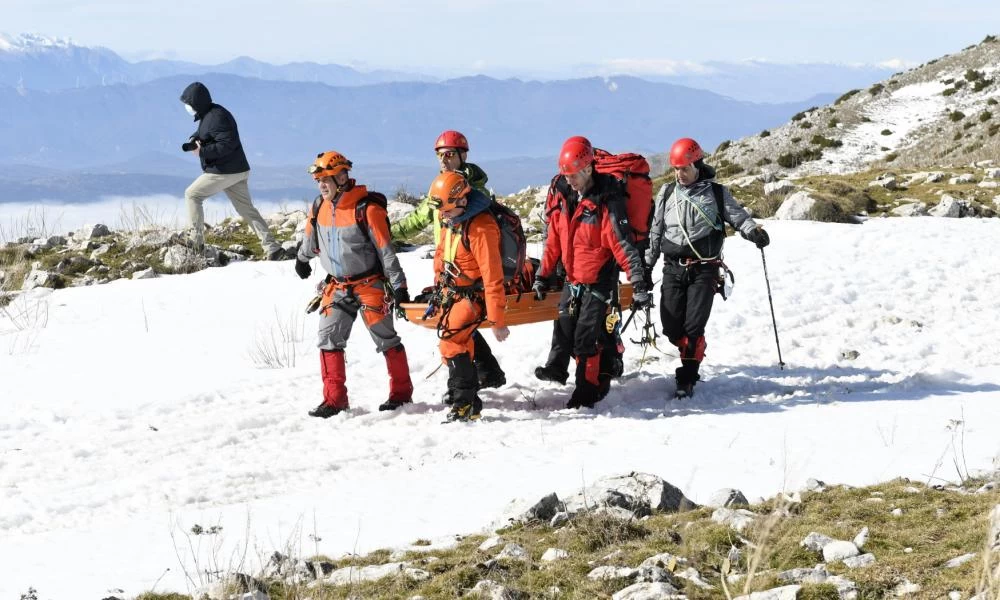 Γιάννενα: Καρέ–καρέ η μεταφορά της σορού του 32χρονου πιλότου